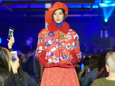 MEMENTO N°1, A PARIGI VA IN SCENA LA STORIA DI KENZO