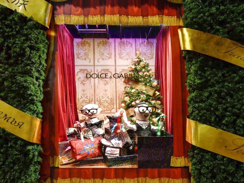 Decorazioni Natalizie Harrods.Con Dolce Gabbana Il Natale Tradizionale Sbarca Da Harrods