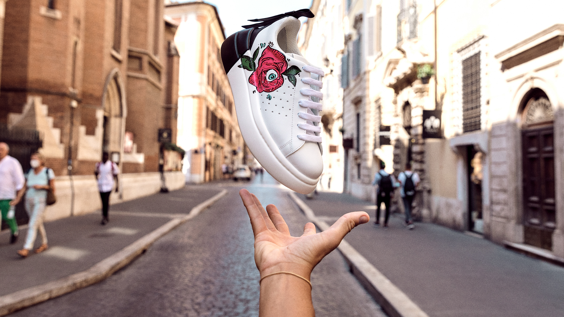 Creative collab: Una rosa per REDValentino. Robico decora una sneaker limited edition
