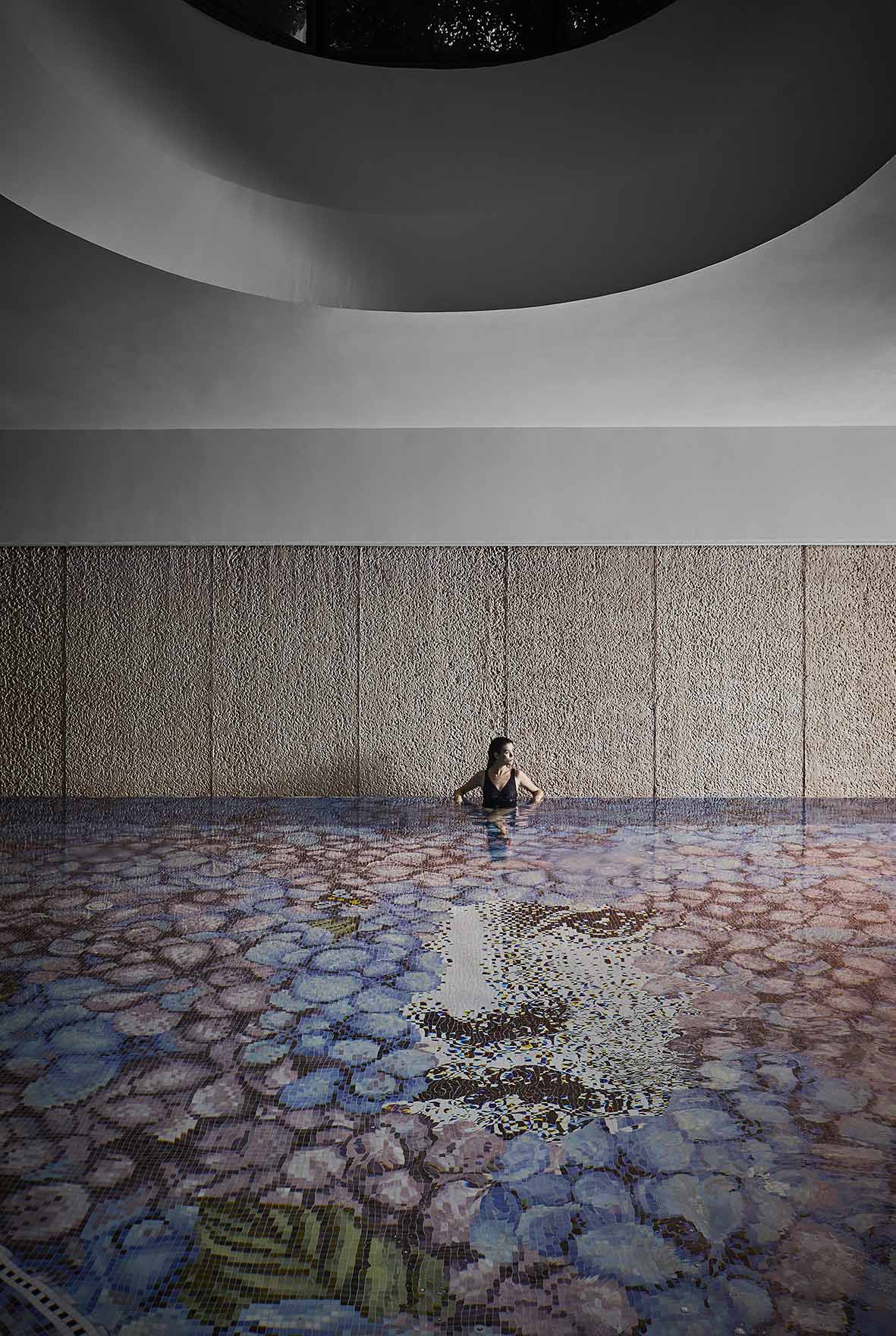 Nuova piscina a mosaico by Bisazza e design Fornasetti a L'Albereta