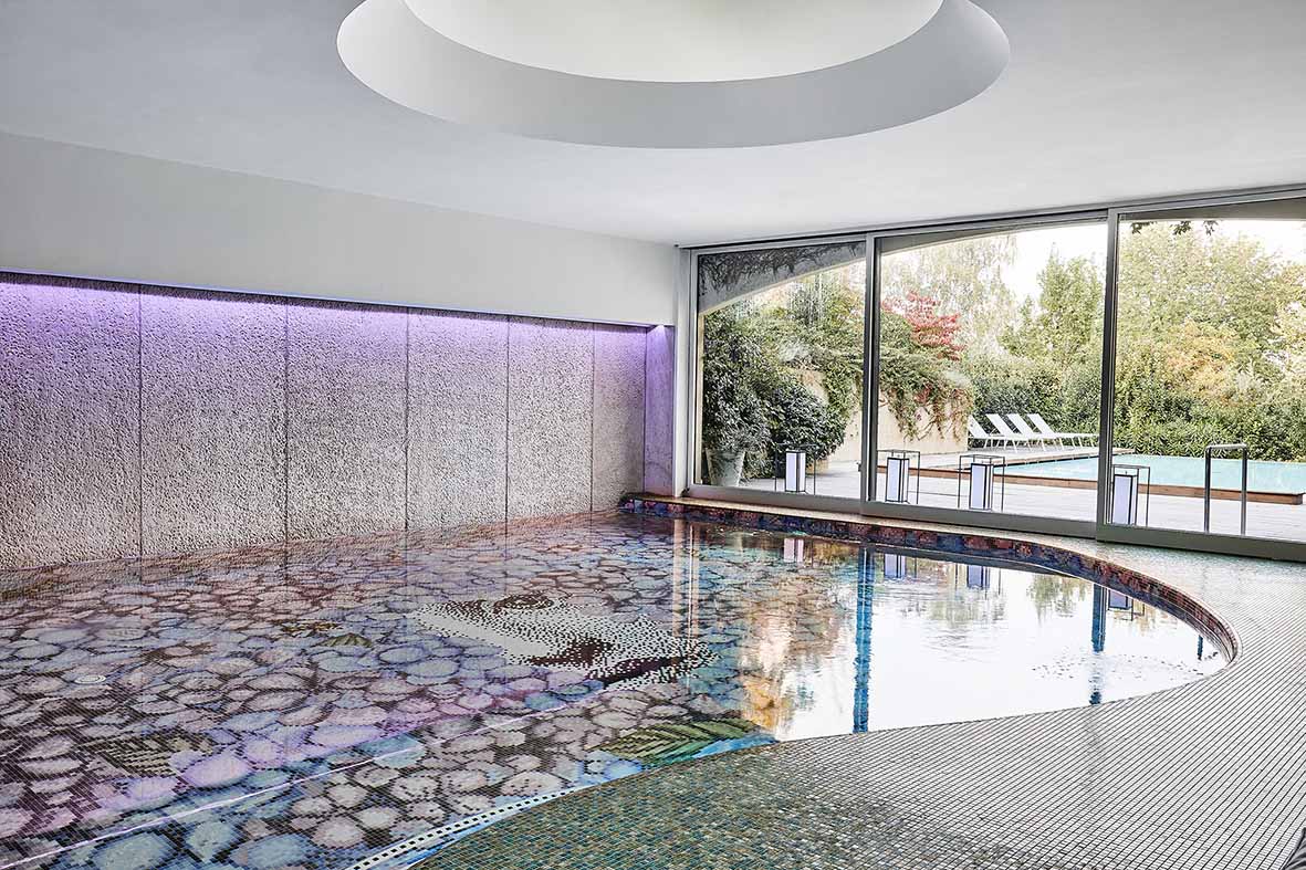 Nuova piscina a mosaico by Bisazza e design Fornasetti a L'Albereta
