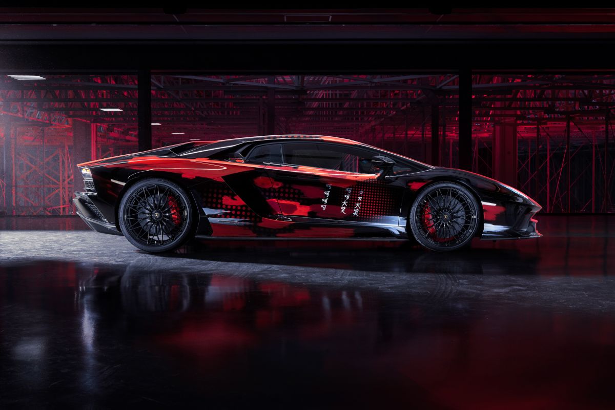 Lamborghini veste Yohji Yamamoto grazie all’inedita collaborazione