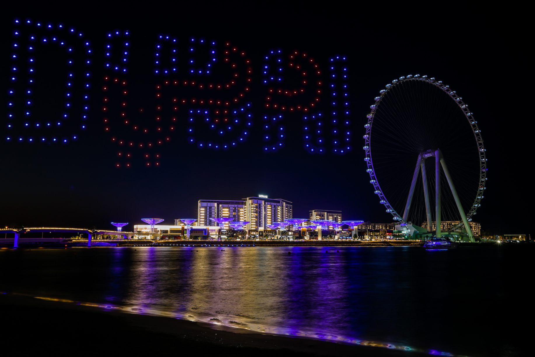 Ogni notte il cielo di Dubai si illumina con uno show di luci realizzato da 300 droni in volo.
