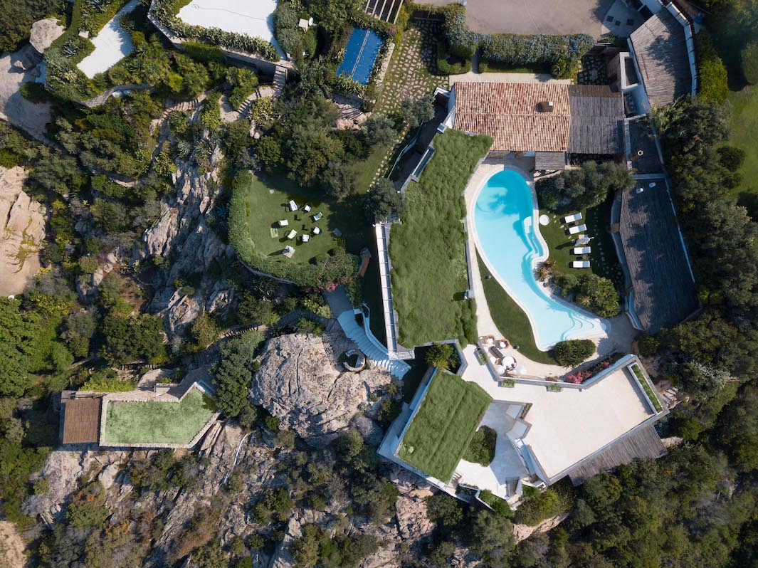 In vendita Villa Sa’ Contissa, immersa in uno dei tratti di costa più esclusivi al mondo