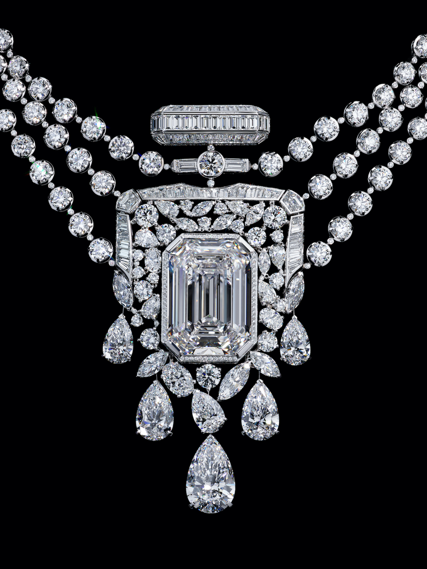 Chanel masterpiece. Il nuovo collier ispirato a N°5 con il diamante centrale da 55.55 carati