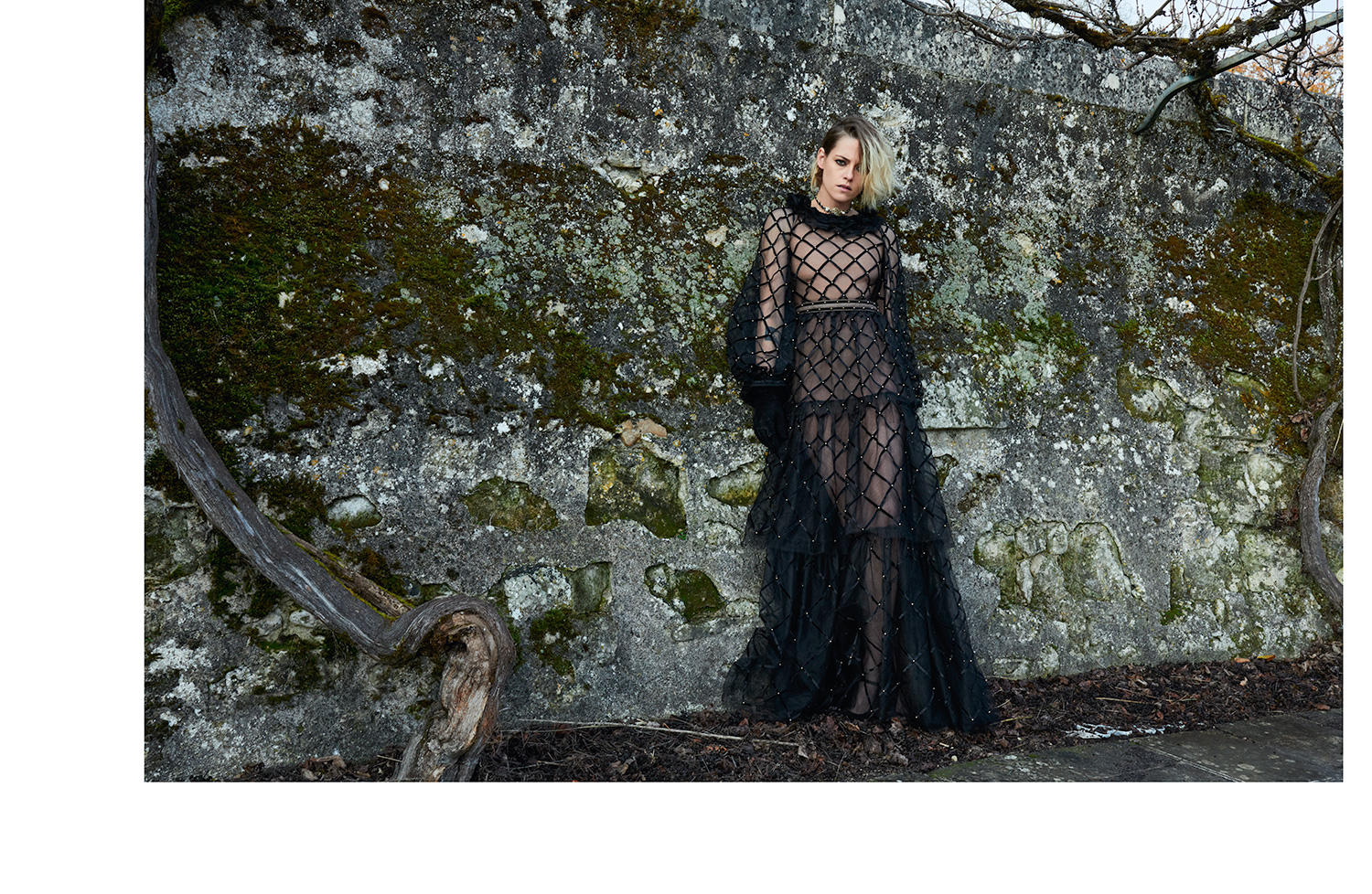 Romantica e Rock. Kristen Stewart interpeta la nuova collezione Métiers d’art di Chanel