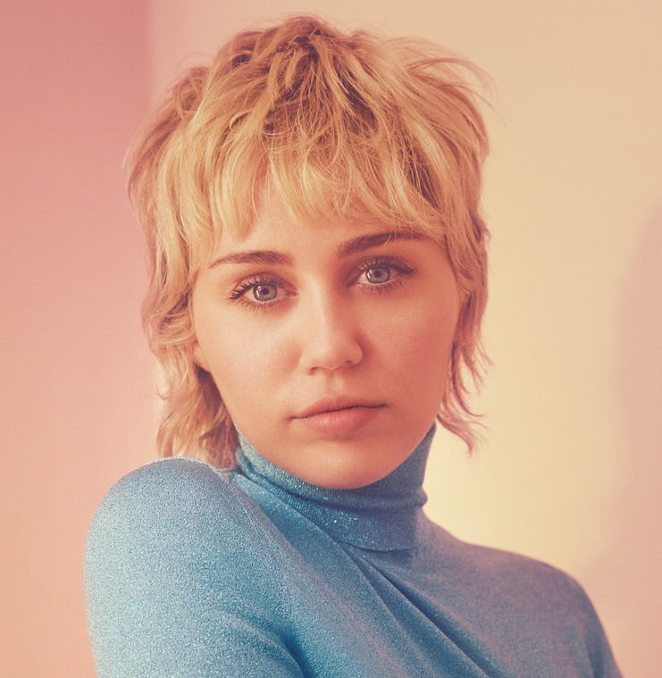 Super Rock ed eclettica: Miley Cyrus è la nuova protagonista dell’universo beauty