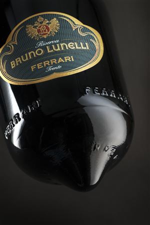 Il secondo attesissimo millesimo della Riserva Ferrari Trento, una bottiglia da collezione che diventa anche un NFT
