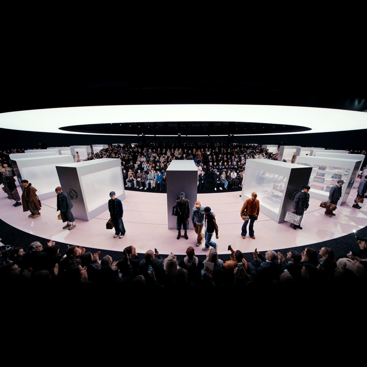 La visione futuristica di Louis Vuitton alla PFW25