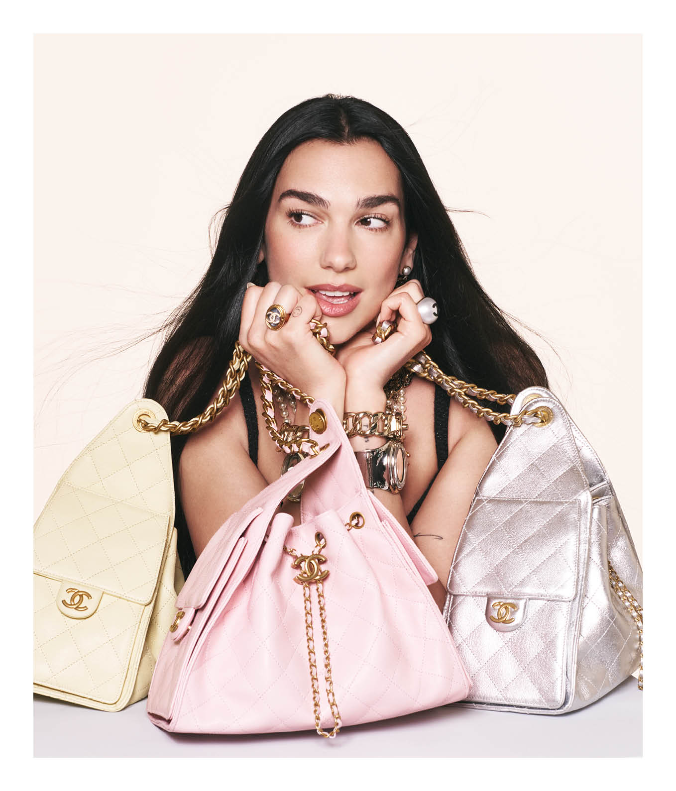 Dua Lipa è il volto della nuova borsa CHANEL 25