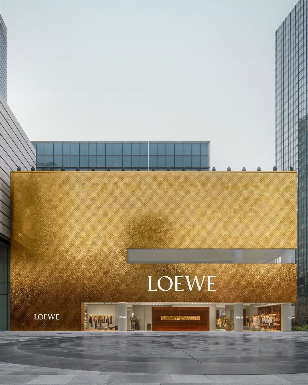 Loewe apre a Shanghai un negozio tutto d’oro