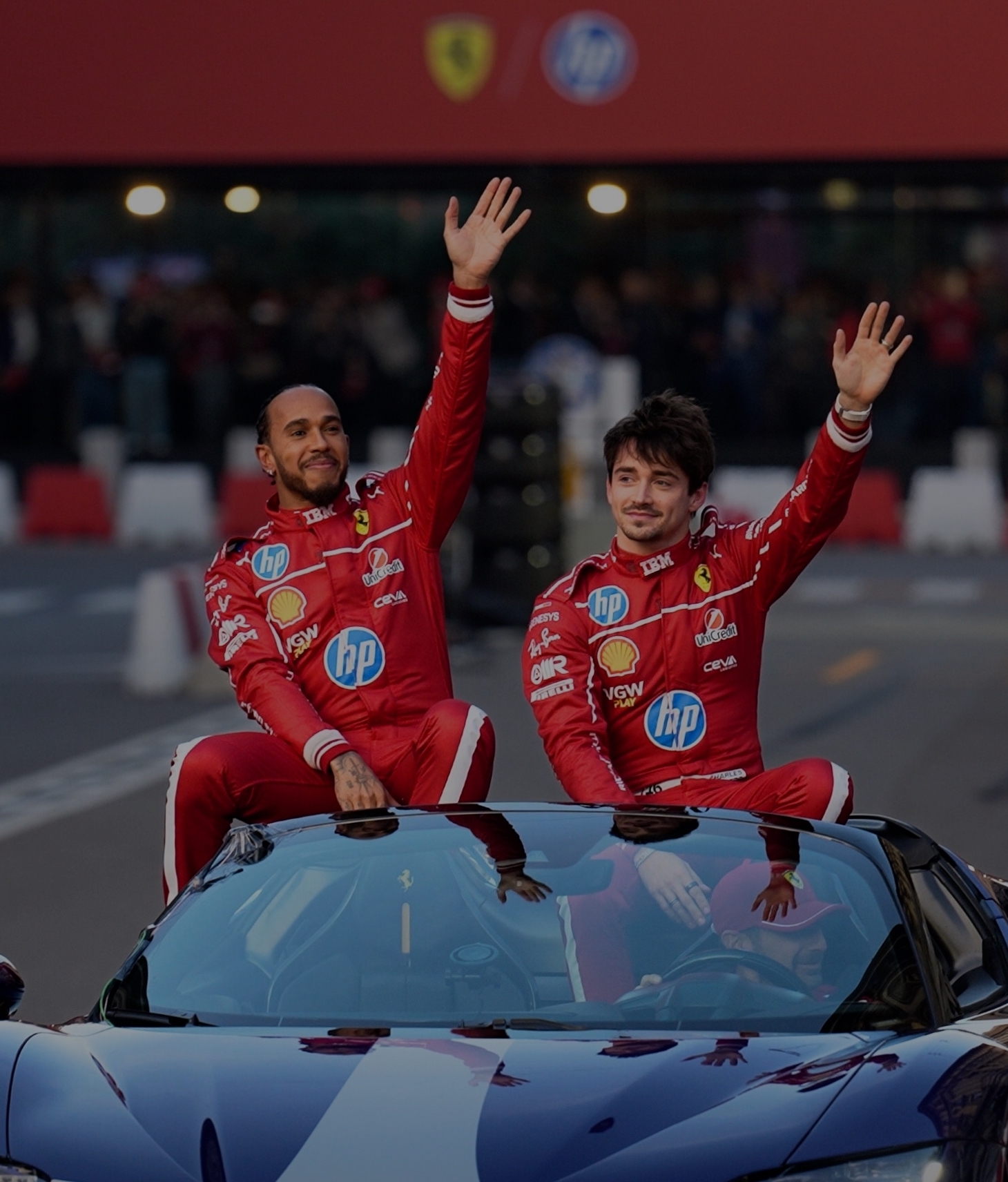 Milano si colora di Rosso Ferrari: Hamilton e Leclerc danno spettacolo in città