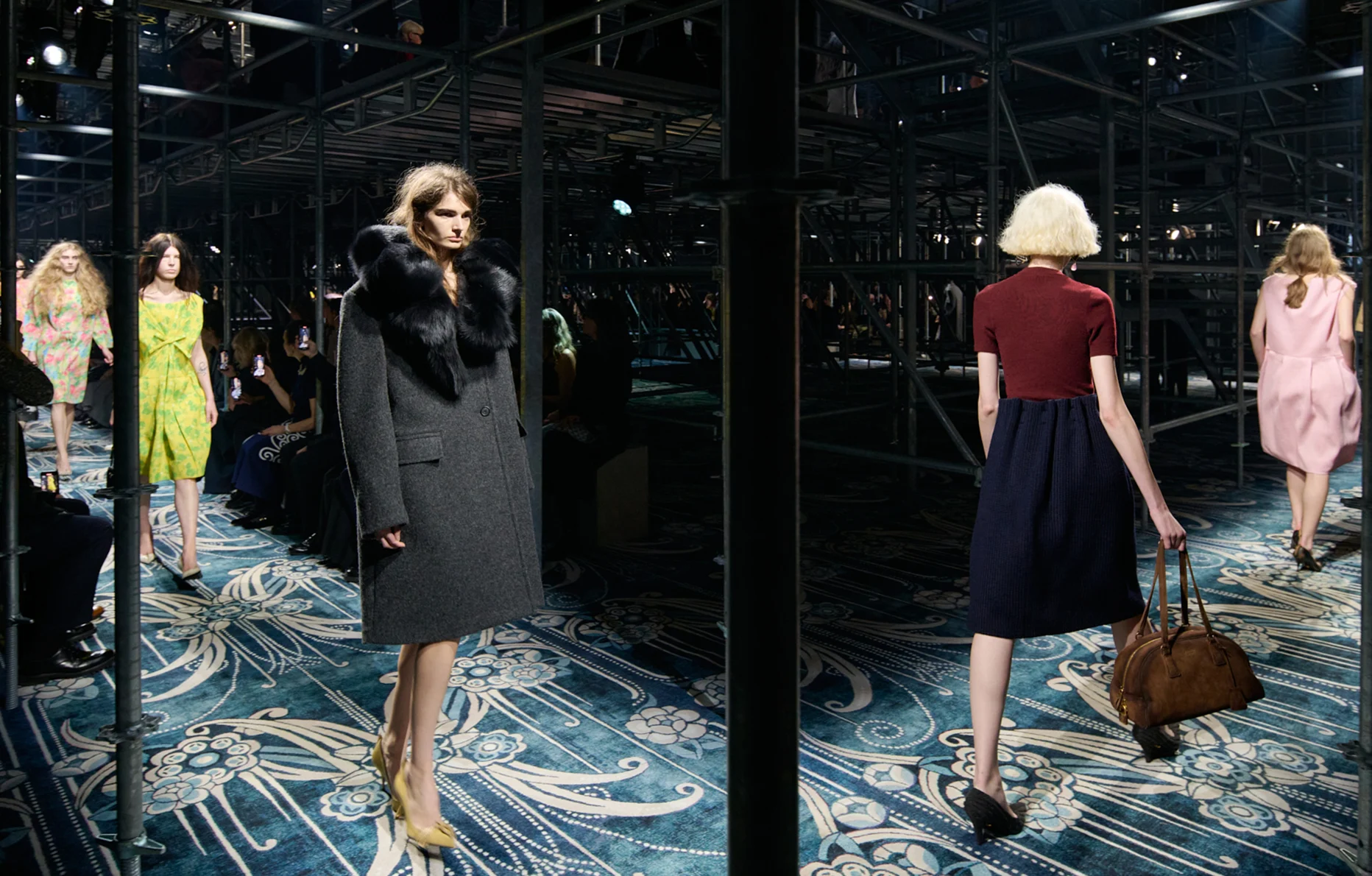 Il “Messy” look conquista la passerella di Prada alla Milano Fashion Week